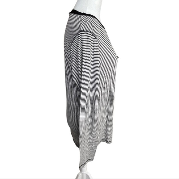 Universal Thread black and white striped essentials top XL - Picture 2 of 5